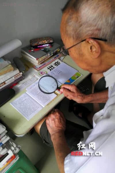 七旬老人自考25年獲5個本科文憑 稱是精神追求(圖)